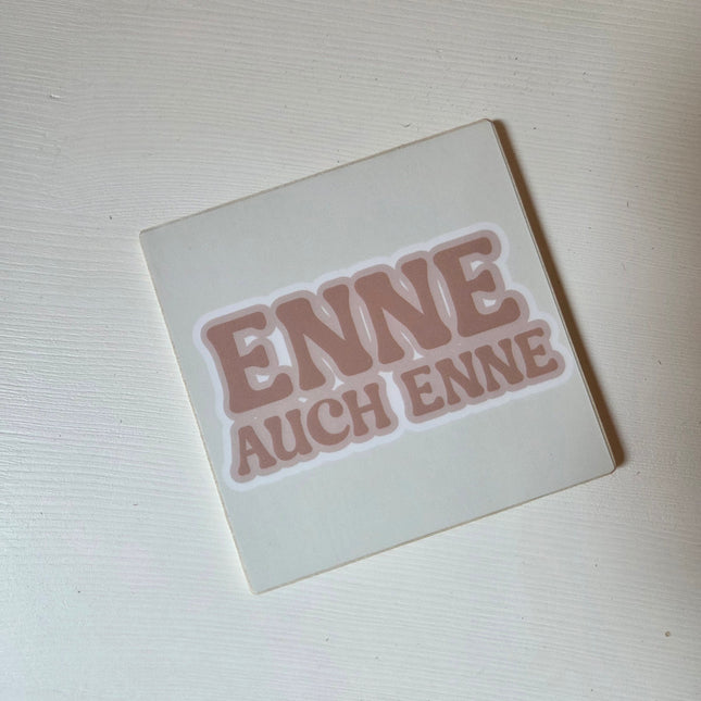 Enne, auch enne! Teksttegel met een humoristische twist