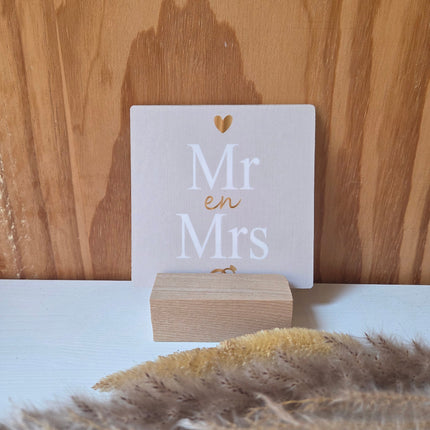 Houten tegeltje als cadeau voor een bruiloft, met de tekst Mr and Mrs