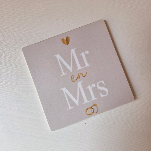 Houten tegeltje met Mr and Mrs en linnenlook achtergrond