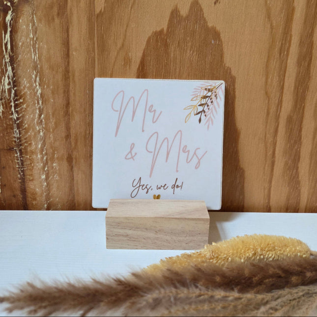 houten teksttegel Mr en Mrs in beige