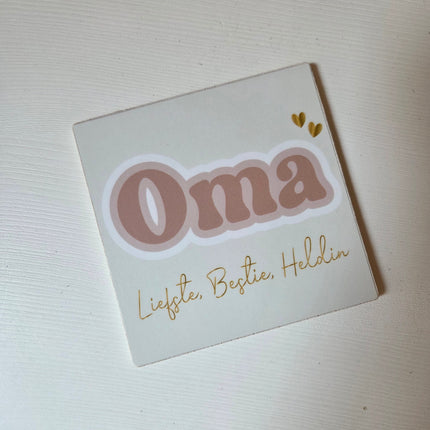 Flatlay van een cadeau voor oma, een tegeltje met tekst