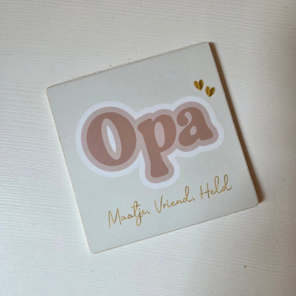 Een flatlay van een houten tegel met tekst voor opa