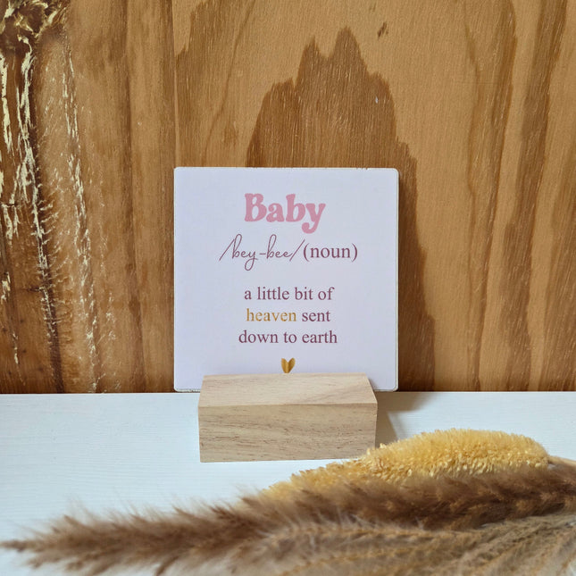 houten tegel baby met tekst erop 