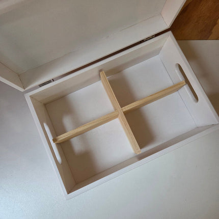 Kleine witte kist met vakkenverdeling