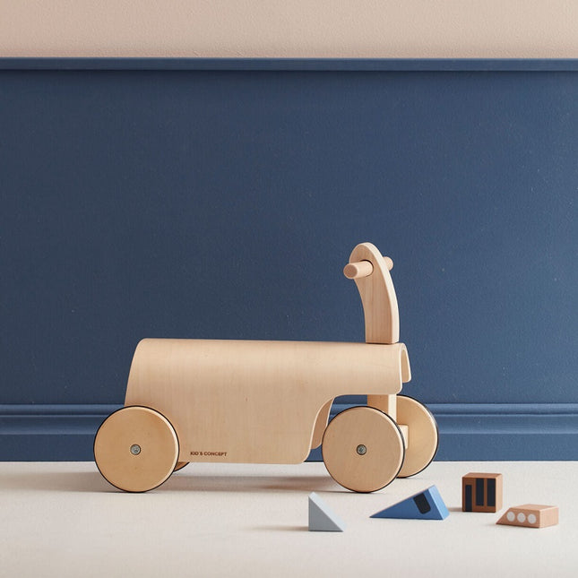 houten loopwagen met naam in een mooi interieur