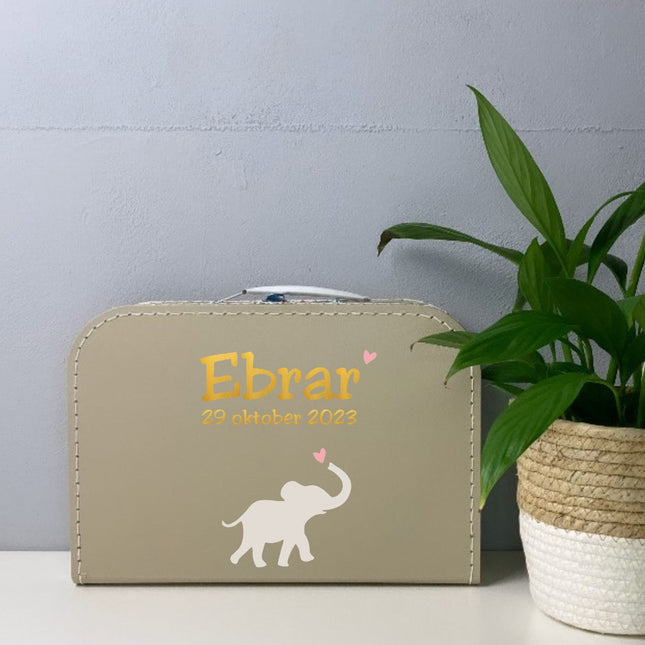 Een kinderkoffertje Met naam en datum erop en daaronder is ook een olifantje in het wit