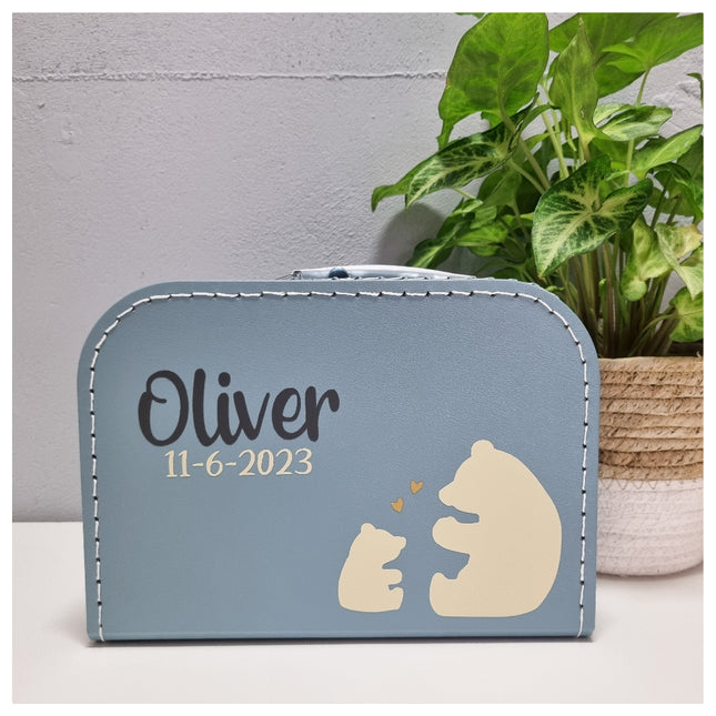 Een Kinderkoffertje met naam. datum en beertjes erop