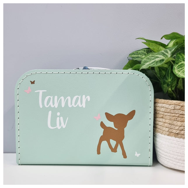 Een koffertje met naam en Hertje erop