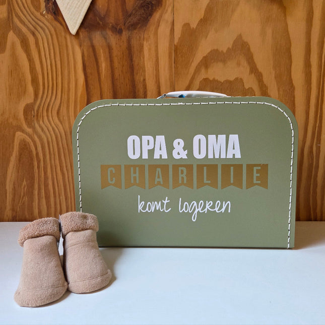 Een logeerkoffertje met naam voor mee naar opa en oma