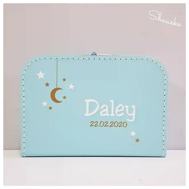 Licht blauw koffertje met naam en maan met sterretjes