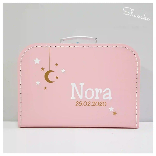 Roze koffertje met naam en maan met sterretjes, een leuk baby cadeau