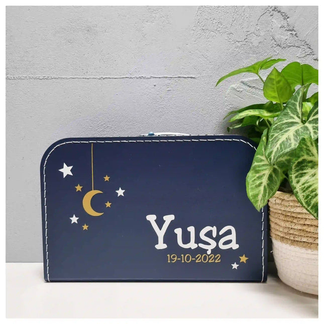 Een donkerblauw koffertje met naam in to the moon and back design