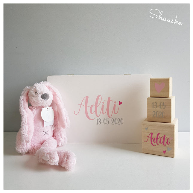 kraamcadeau pakket met naam en datum bestaand uit een witte herinneringenkist, knuffel en blokkentoren.