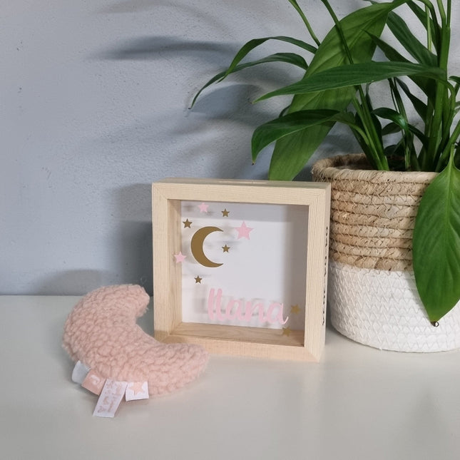 een houten spaarpot met naam en een zachte maan rammelaar