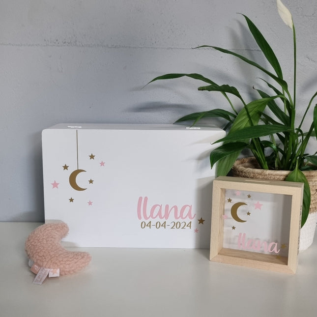 Gepersonaliseerd roze kraampakket bestaand uit een herinneringenkist met naam en datum en een maan erop daarnaast een houten spaarpot met naam en een zachte maan rammelaar