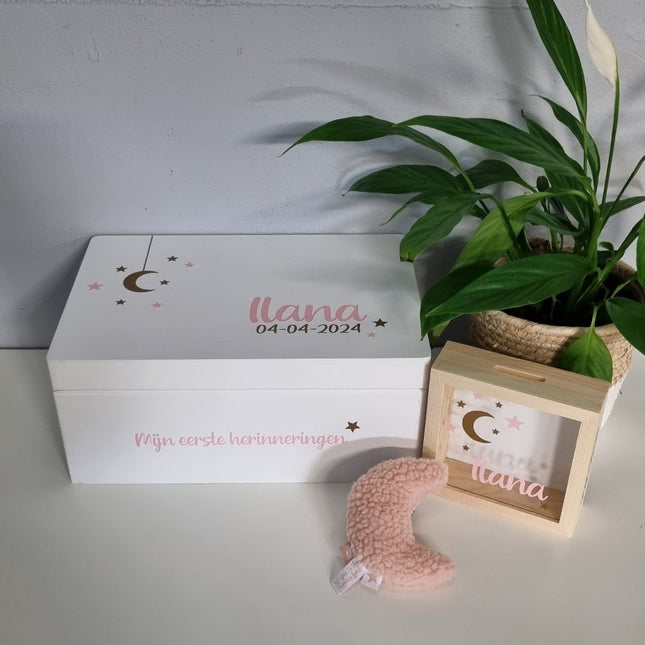 Roos Gepersonaliseerd kraampakket bestaand uit een herinneringenkist met naam en datum en een maan erop daarnaast een houten spaarpot met naam en een zachte maan rammelaar