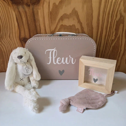 Kraamcadeau pakket met naam en hartje in roze tinten