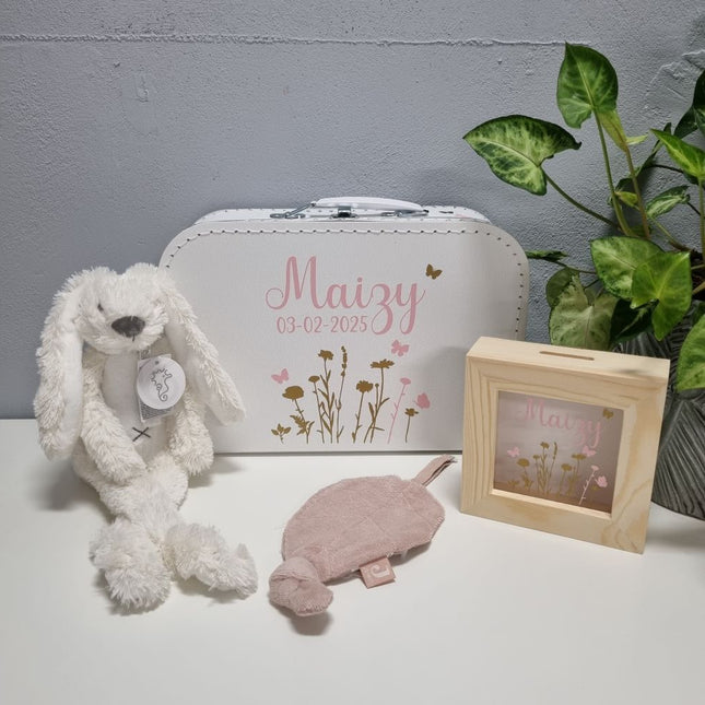 Een super leuk kraam cadeau pakket bestaande uit een Happy Horse knuffel konijn, een koffertje en spaarpot met naam en wilde bloemen en een knuffeldoekje