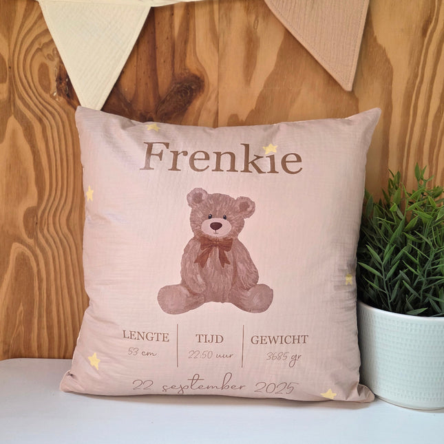 Kussen in de stijl van het geboortekaartje met beertje en geboortegegevens