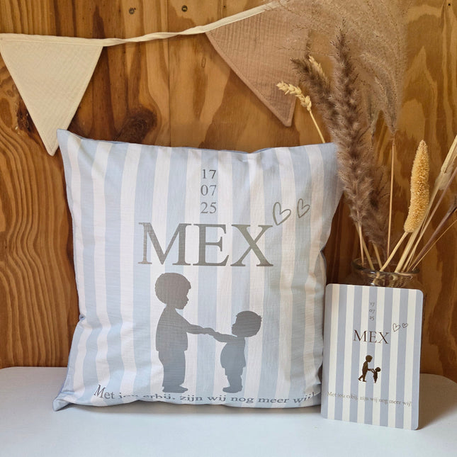Leuk kussen in de stijl van het geboortekaartje, met strepen en naam