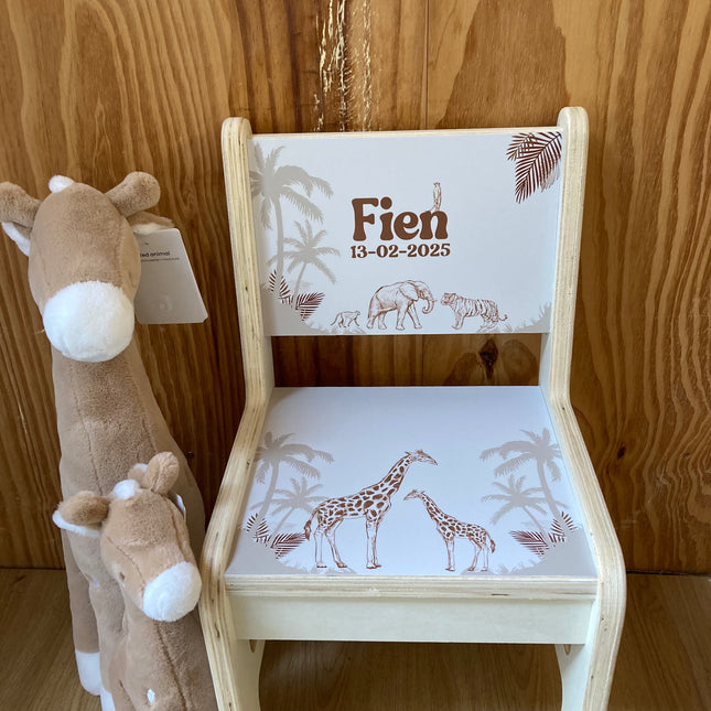 Detail van het kinderstoeltje met naam in Jungle dieren thema