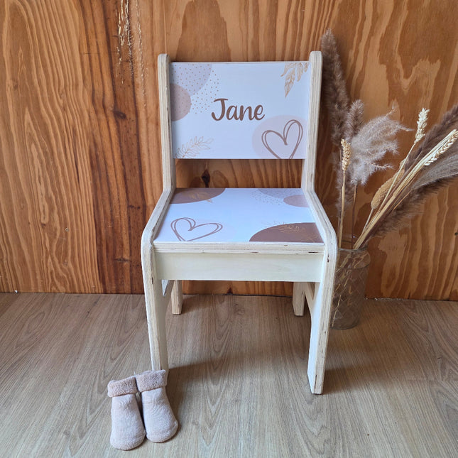 Naturel houten stoeltje met naam in grafisch design in naturel tinten