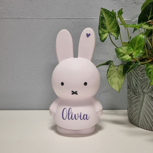 Een witte Nijntje spaarpot in extra groot formaat. Inspiratie voor een cadeau met naam!