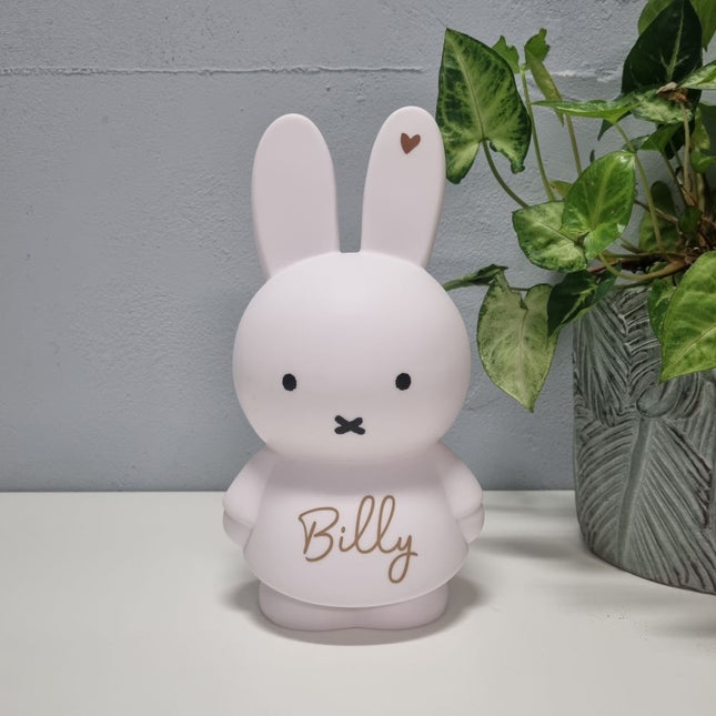 Een witte Nijntje spaarpot met naam in extra groot formaat. Inspiratie voor een cadeau met naam!