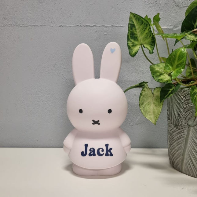 Een witte Nijntje spaarpot XL formaat. Inspiratie voor een cadeau met naam!