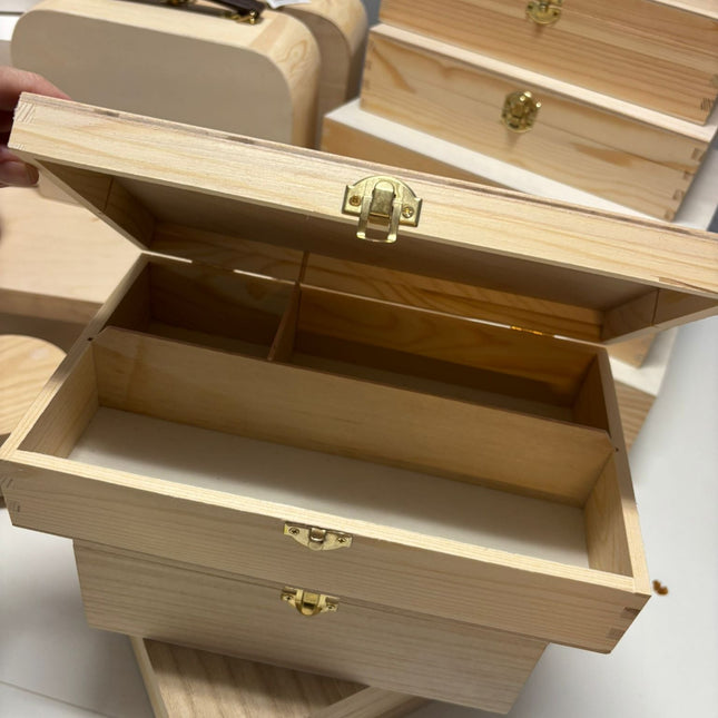 Collectie houten producten die bi jons uitgaan