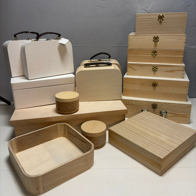 Pakket houten producten die bij ons uitgaan