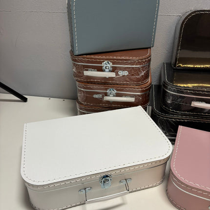 Collectie koffertjes die eruit gaan