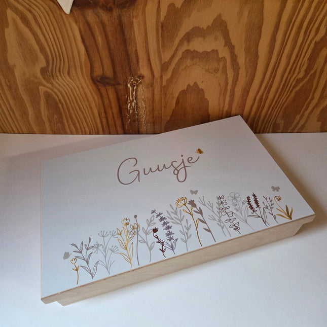 Sensorische zandbak met veldbloemen en naam