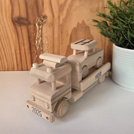 Houten sleepwagen met autootje met naam