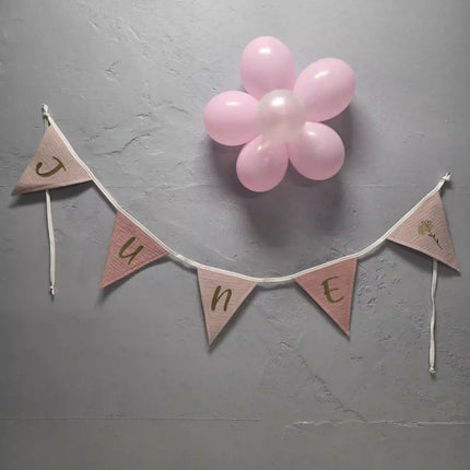 Een roze vlaggenslinger met naam