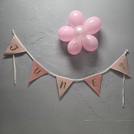 Een roze vlaggenslinger met naam