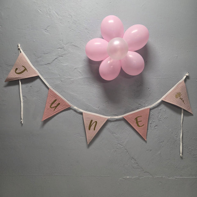 Een roze vlaggenslinger met naam