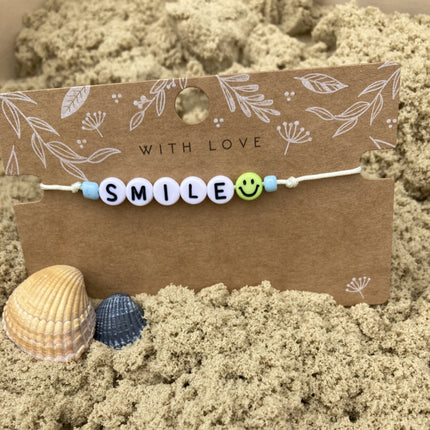 Armbandje met tekst smile erop en een smile emoji