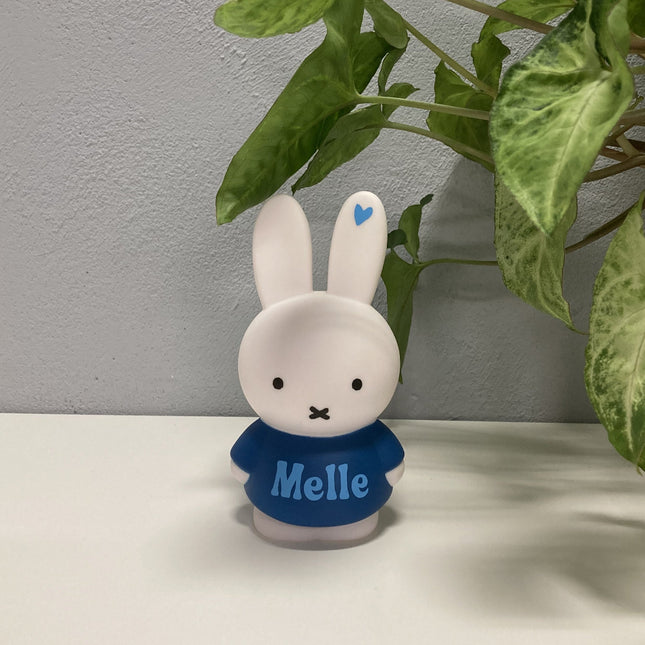 Een Nijntje spaarpot met naam in blauw met wit. Geef een gepersonaliseerde spaarpot cadeau.