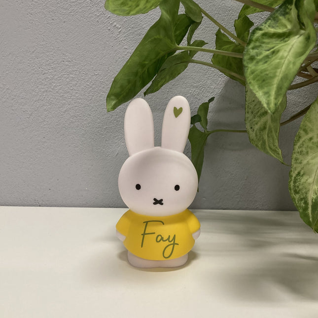 Een spaarpot van Nijntje met naam. Deze Nijntje is wit met geel en is leuk als kraamcadeau