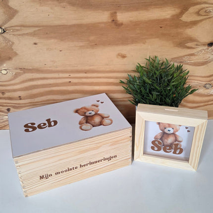 Een mooie herinneringskist met beertje en naam met bijpassende spaarpot. Leuk kraamcadeau