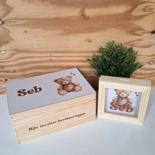 Een mooie herinneringskist met beertje en naam met bijpassende spaarpot. Leuk kraamcadeau