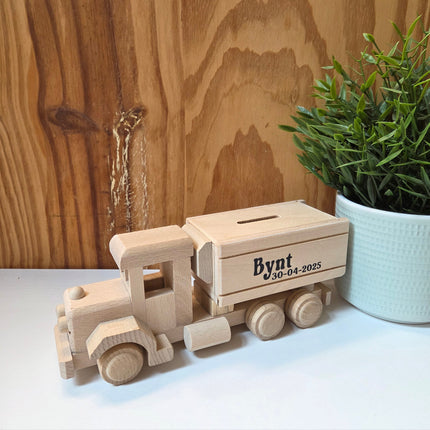 Een houten kiepwagen spaarpot met naam, leuk geboortecadeau