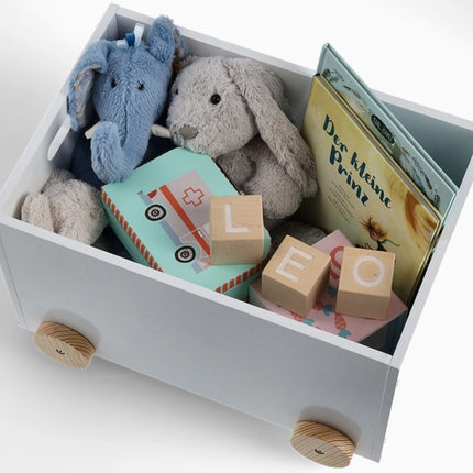 Bovenaanzicht van speelgoedkist op wielen met leuk speelgoed erin