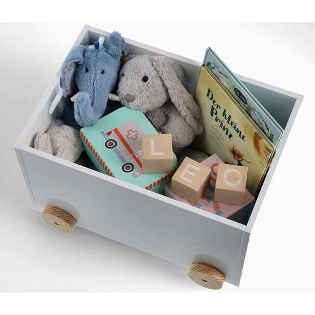 Bovenaanzicht van speelgoedkist op wielen met leuk speelgoed erin