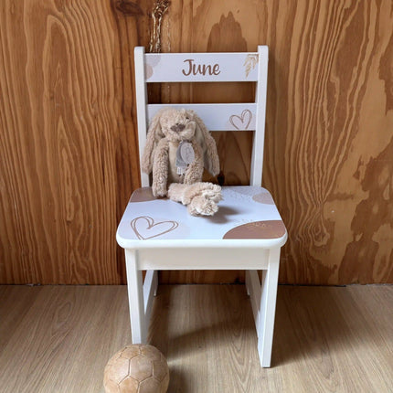Stoeltje met naam en full color dots en leaves