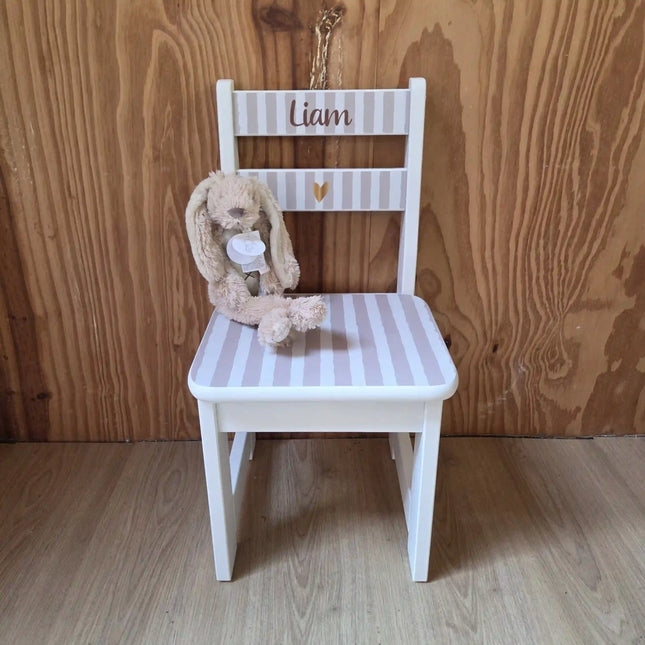 Stoeltje met naam in full color stripes design