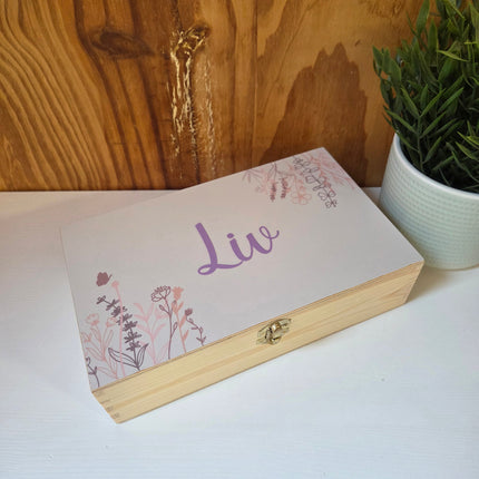 Mooie tekenkist met naam in wilde bloemen design