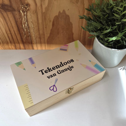 Een tekenkistje met de naam erop. Leuk om cadeau te doen