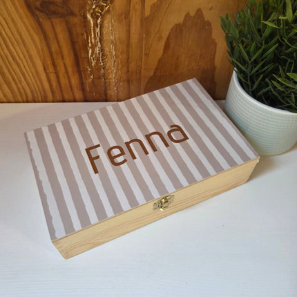 Een tekenkist met naam in strepen design, beige tinten